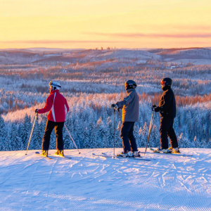 Laskettelijoita Laajavuoren rinteellä